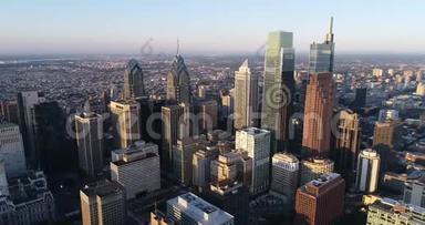 费城宾夕法尼亚城市景观和美丽的日落光在背景。 大会堂和摩天大楼